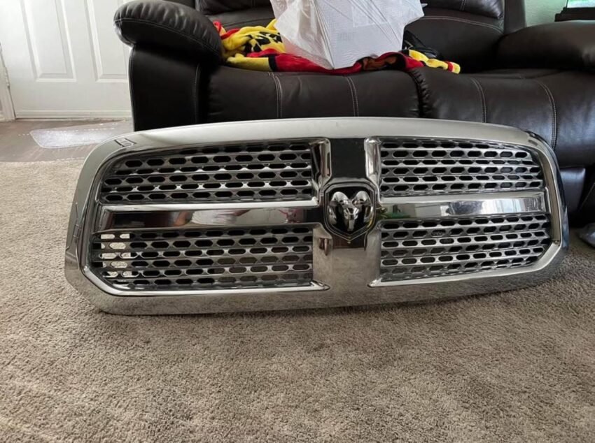 Used Front Grill for Ram 1500 2009-2018 for Sale - Image 3